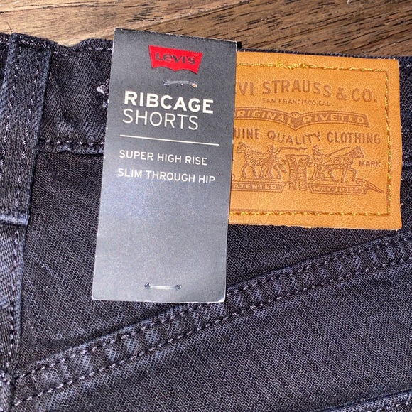 Levi’s Premium Ribcage Shorts - Picture 3 of 4